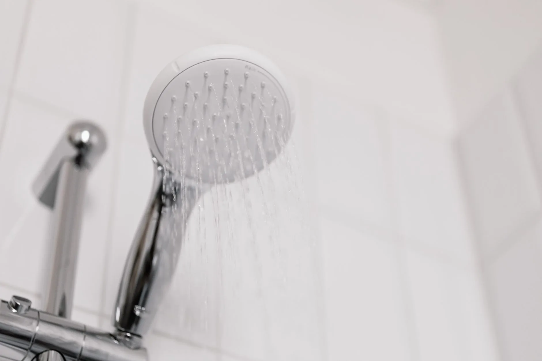 Legionela en el agua caliente de casa: cuándo hay riesgo real y cómo prevenirla