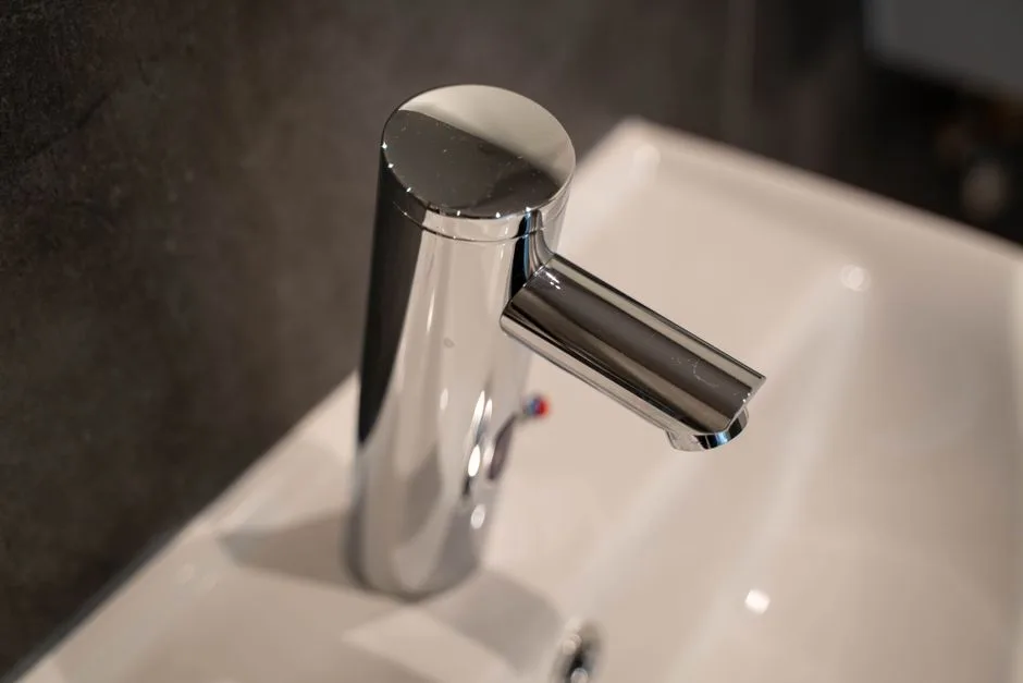 Grifos y duchas inteligentes en 2026: qué aportan de verdad y cuánto cuesta instalarlos