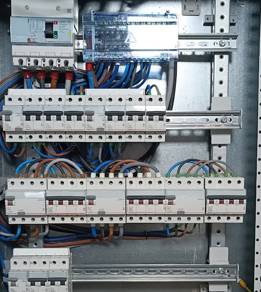 Aqualux Ibérica - Instalaciones eléctricas - Electricista en Águilas - foto 2